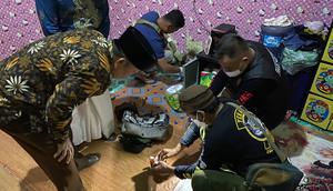 Polisi melakukan olah TKP penemuan jasad seorang wanita setengah telanjang di Tulang Bawang Barat, Lampung. (Istimewa)