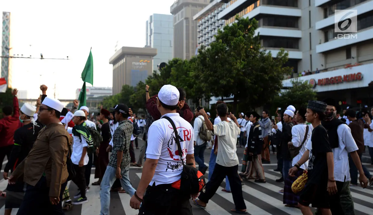 Massa aksi 22 Mei mulai berkumpul di depan Gedung Bawaslu, Jakarta, Rabu (22/5). Mereka mulai melakukan orasi menolak pemilu curang serta hasil rekapitulasi yang dilakukan Komisi Pemilihan Umum (KPU). (merdeka.com/Imam Buhori)