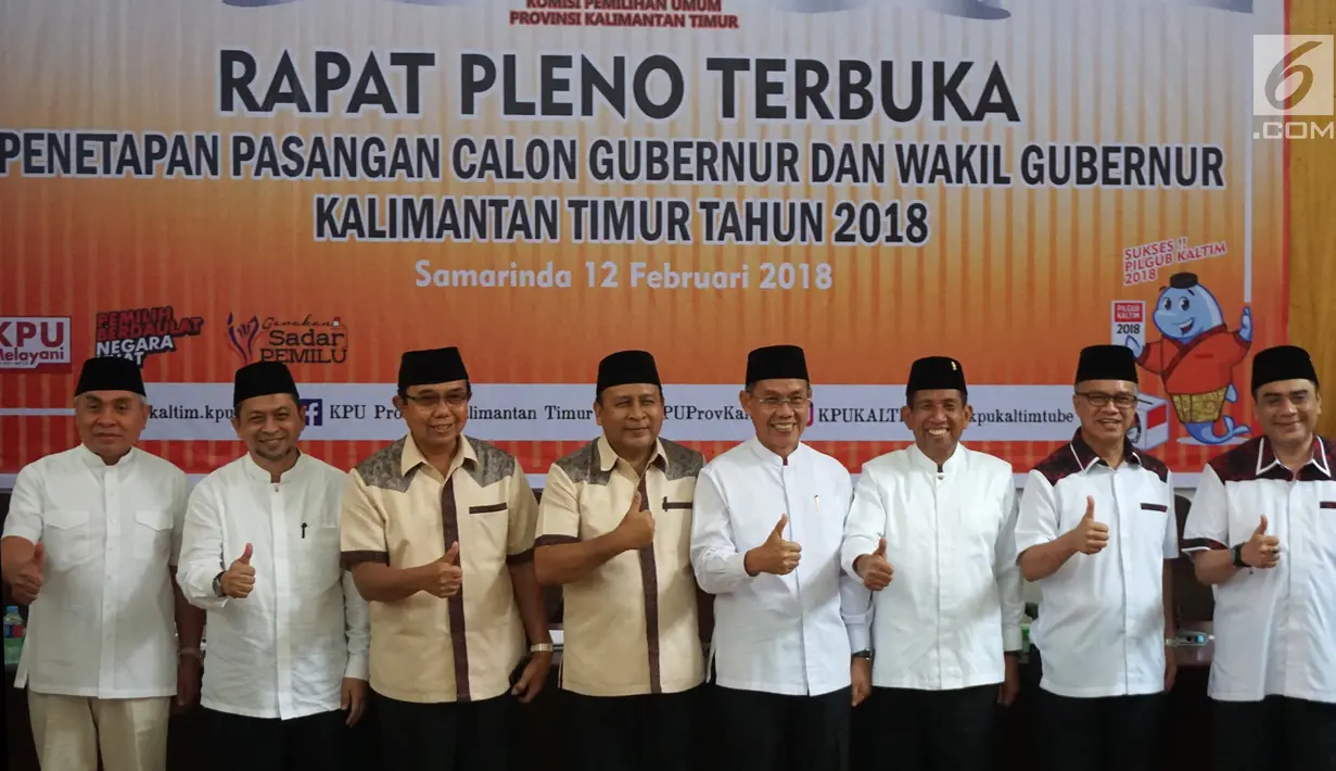 Empat pasang calon gubernur (cagub) dan calon wakil gubernur (cawagub) Kalimantan Timur berpose usai resmi ditetapkan oleh KPU Kaltim di Samarinda, Senin (12/2). Keempat pasangan akan bersaing di Pilkada Kaltim 2018. (Liputan6.com/Maulana)