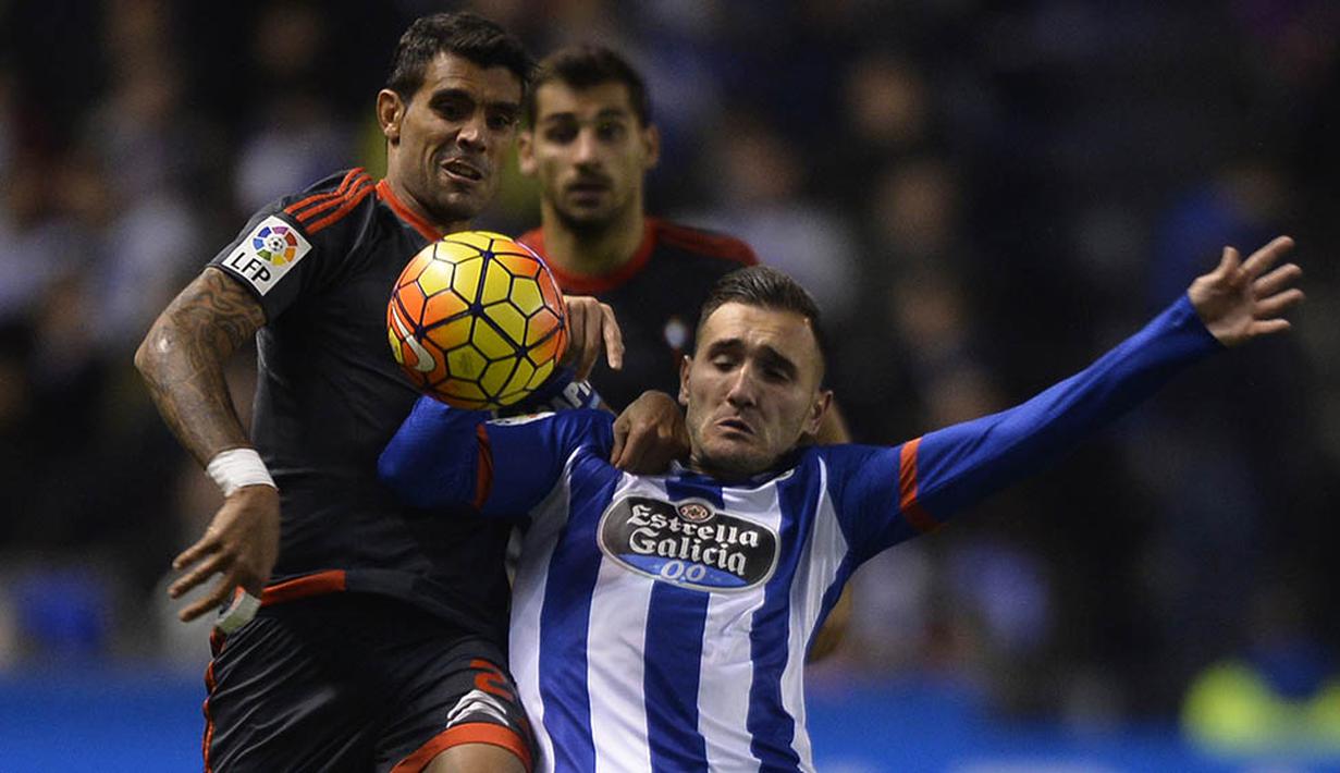 Penyerang Deportivo La Coruna, Lucas Perez, dikabarkan The Guardian, pada Rabu (11/5/2016) akan menjadi rekrutan pertama Leicester pasca meraih gelar Liga Premier Inggris. (AFP/Miguel Riopa)