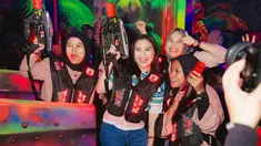 Sebegai seorang selebriti, Prilly Latuconsina memang dikenal sangat dekat dengan para penggemarnya. Sejak mengawali kariernya di dunia hiburan, Prilly yang masih belia sempat membagikan nomor teleponnya kepada para fans saat mendatangi lokasi syuting. (Liputan6.com/IG/@prillylatuconsina96)