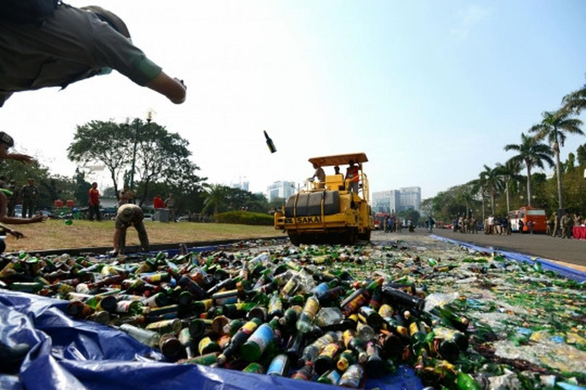 Pemusnahan 11.321 botol miras ilegal di Monas