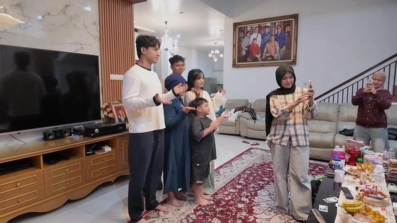 Intip 9 Foto Ruang TV Rumah Haji Faisal dan Mama Fuji, Hangat dan Nyaman