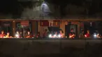 Warga menyalakan lilin dan obor untuk menandai perjuangan melawan pandemi virus corona COVID-19 di Mumbai, India, Minggu (5/4/2020). Perdana Menteri India Narendra Modi mengimbau warga mematikan lampu untuk menunjukkan dukungan mereka terhahap perjuangan melawan COVID-19. (AP Photo/Rafiq Maqbool)