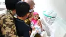 Seorang anak menjalani tes virus corona COVID-19 di Banda Aceh, Aceh, Jumat (13/8/2021). Berdasarkan data covid19.acehprov.go.id pada 12 Agustus 2021 hingga pukul 18.00, kasus COVID-19 di Aceh sebanyak 26.309, dalam perawatan 6.208, sembuh 18.970, dan meninggal 1.131. (CHAIDEER MAHYUDDIN/AFP)