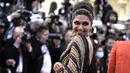 Aktris India dan anggota Juri Seleksi Resmi Deepika Padukone tersenyum saat dia tiba untuk menghadiri pemutaran film "Final Cut (Coupez !)" menjelang upacara pembukaan Festival Film Cannes edisi ke-75 di Cannes, Prancis selatan (AP Photo/Petros Giannakouris)