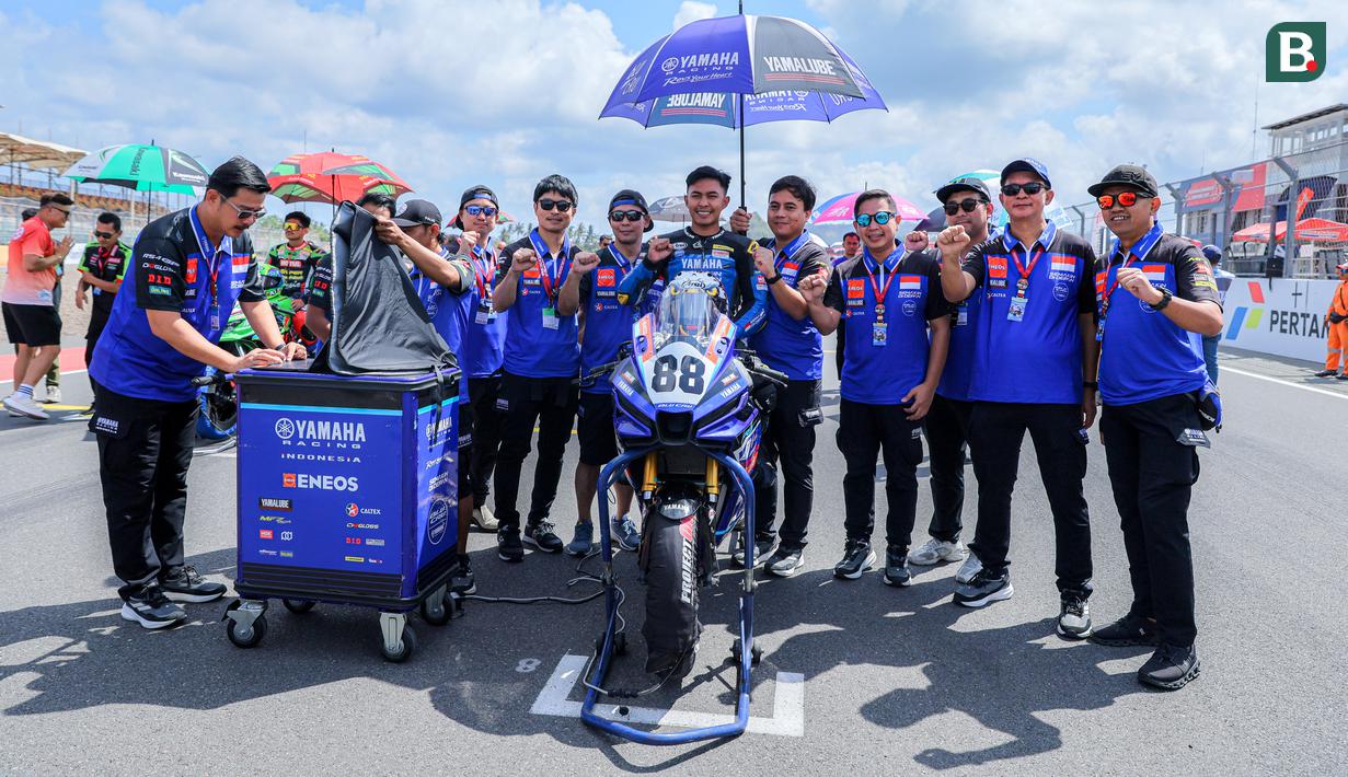 <p>Pembalap Yamaha Racing Indonesia, Candra Hermawan berfoto bersama tim sebelum Race 2 AP250 Asia Road Racing Championship (ARRC) Mandalika 2025 di Sirkuit Internasional Pertamina Mandalika, Lombok, NTB, Minggu (31/08/2025). (Bola.com/Bagaskara Lazuardi)</p>