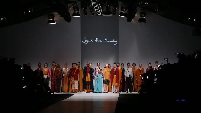 [Fimela] Daur, persembahan Sejauh Mata Memandang di JFW 2020