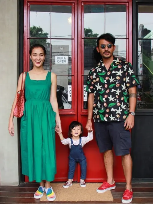 Momen kebersamaan Rio Dewanto dengan keluarga kecilnya juga diperlihatkan di beberapa momen. Seperti halnya menghabiskan waktu akhir peka ini. Mereka habiskan dengan berkunjung ke restoran. Mengenakan pakaian yang senada, mereka nampak kompak, bukan? (Liputan6.com/IG/@riodewanto)