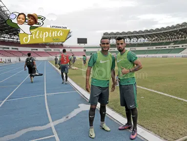 Stefano Lilipaly dan Rizky Pora berfoto sebelum melakukan latihan di Philippine Sports Stadium, (18/11/2016).  (Bola.com/Nicklas Hanoatubun)