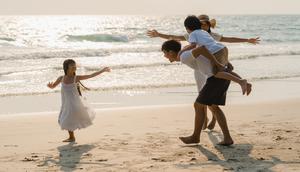 Sahabat Fimela, ternyata liburan bersama keluarga bukan cuma seru-seruan saja, lho, tapi juga penuh manfaat tersembunyi yang jarang disadari. Dari mempererat hubungan hingga membuat anak lebih mandiri, yuk, kita cari tahu kenapa momen ini begitu berharga! (Foto dok: Freepik/tirachardz ).