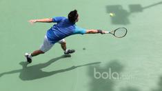 Petenis Indonesia, David Susanto mencoba mengembalikan bola saat melawan petenis Prancis, Enzo Couacaud pada laga perdelapan final Combiphar Indonesia Open 2017 di Hotel Sultan, Rabu (8/2/2017). David kalah 6-4, 3-6, 6-4. (Bola.com/Nicklas Hanoatubun)