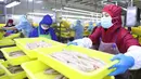 Pekerja mengolah ikan di pabrik sebuah perusahaan makanan di Donggang, Provinsi Liaoning, China, 10 September 2020. Perusahaan-perusahaan produk ikan di Donggang sedang mengembangkan sejumlah produk olahan baru dan memperluas saluran pemasaran untuk memastikan penjualan mereka. (Xinhua/Yao Jianfeng)