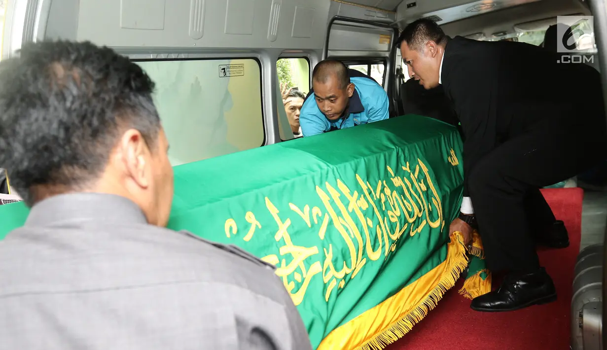 Jenazah Julia Perez saat dibawa ke mobil jenazah di RSCM, Jakarta, Sabtu (10/6). Anak sulung pasangan (alm.) Angkasa Jaya dan Sri Wulansih itu diketahui mengidap sakit kanker serviks sejak 2014 silam. (Liputan6.com/Herman Zakharia)