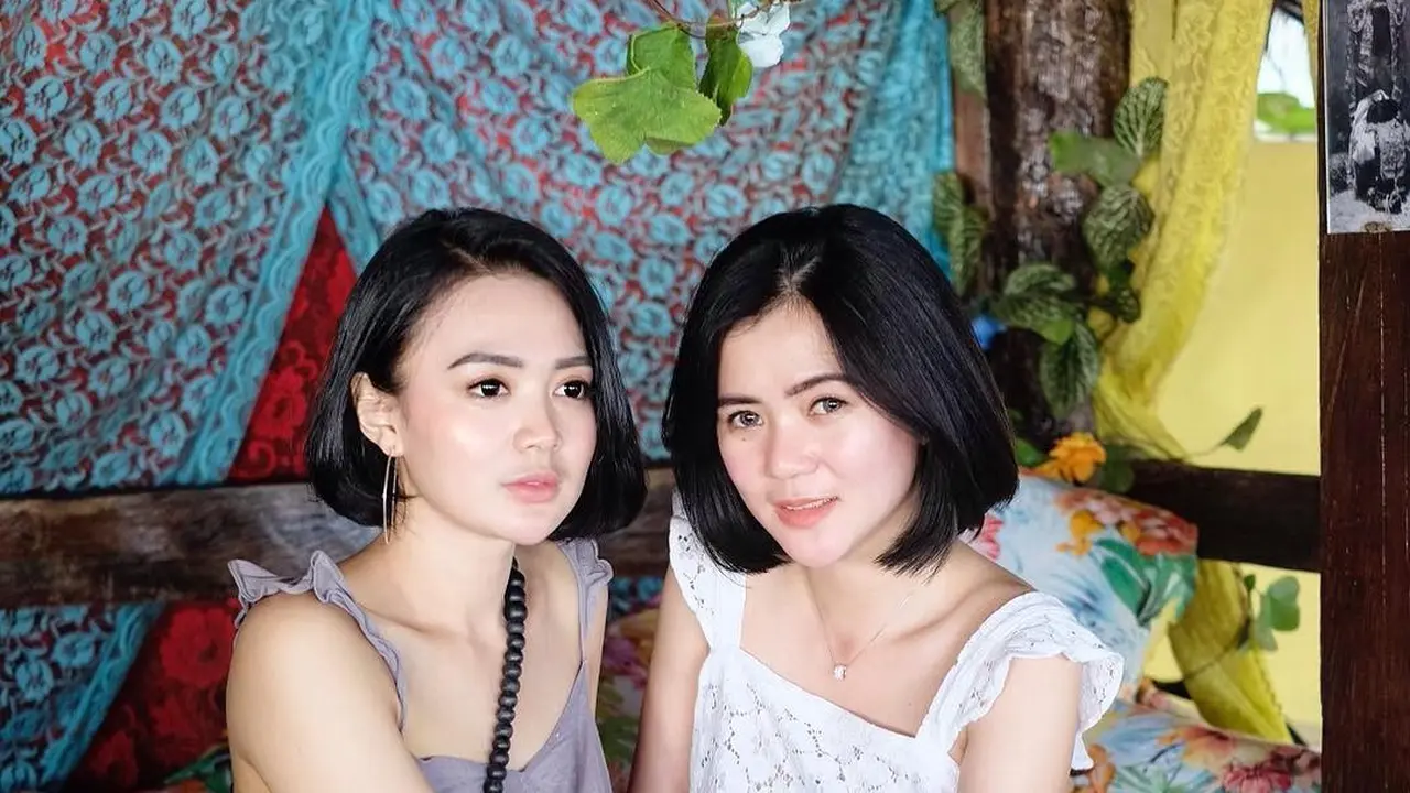 7 Potret Kebersamaan Wika Salim dan Manajernya yang Dibilang Mirip