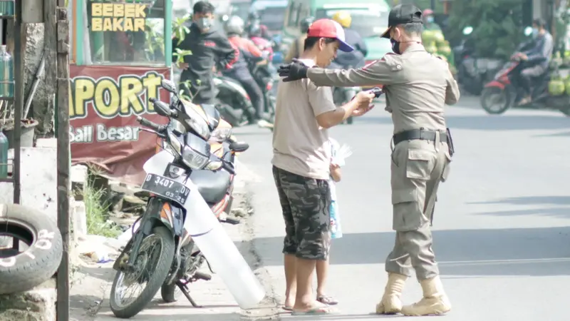 Satgas Penanganan COVID-19 Provinsi Jabar saat melakukan operasi yustisi di kawasan Bandung Raya bersama TNI – Polri, satgas kabupaten/kota. (Foto: Satpol PP Jabar)