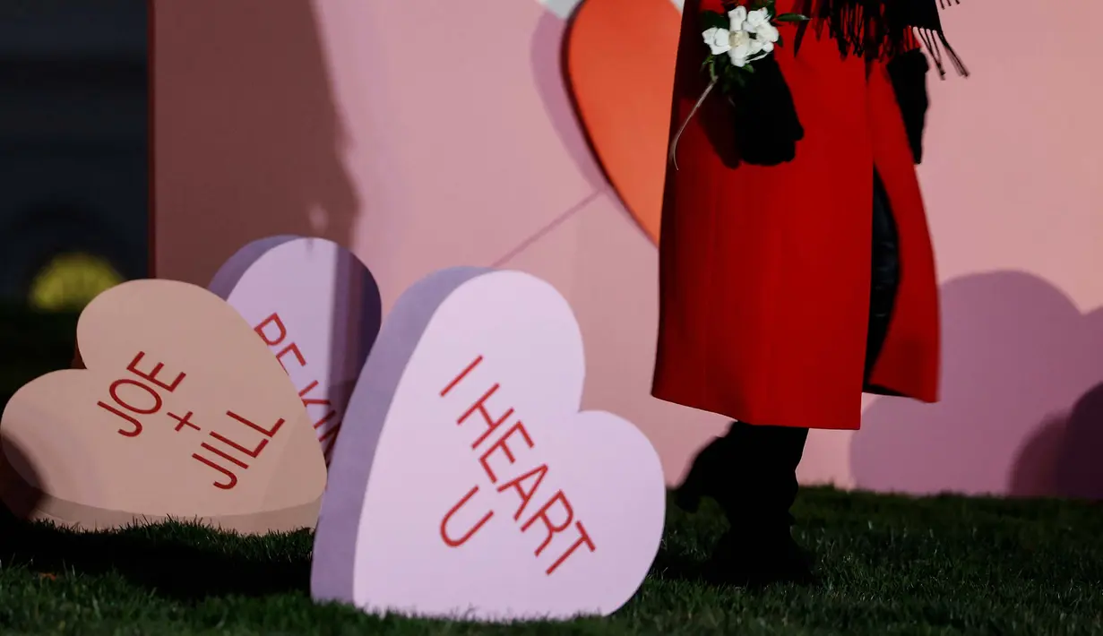 Ada pula hiasan berbentuk hati bertuliskan “I heart U”. (Anna Moneymaker/Getty Images North America/Getty Images Via AFP)