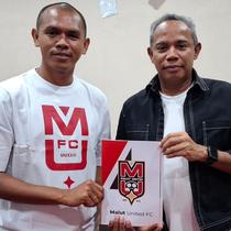 Ricardo Salampessy (kiri) saat diumumkan sebagai asisten pelatih Malut United. ()