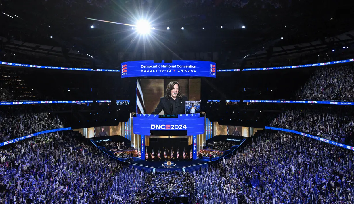 Wakil Presiden Kamala Harris secara resmi menerima nominasi pencalonan partai sebagai calon presiden pada Konvensi Nasional Partai Demokrat (DNC) untuk pemilihan presiden (Pilpres) AS 2024. (Mandel NGAN/AFP)