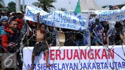 Nelayan membentangkan spanduk penolakan saat melakukan aksi unjuk rasa di depan Istana Merdeka Jakarta, Kamis (21/4/2016). Dalam aksinya, mereka menolak reklamasi teluk Jakarta dan menolak penggusuran pemukiman nelayan. (Liputan6.com/Helmi Fithriansyah)