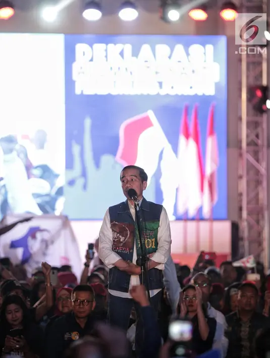Capres nomor urut 01, Joko Widodo memberi sambutan saat Deklarasi Alumni Trisakti di Jakarta, Sabtu (9/2). Jokowi mendapatkan megaphone berwarna merah sebagai simbol deklarasi dukungan Alumni Trisakti untuk Jokowi-Ma’ruf. (Liputan6.com/Faizal Fanani)