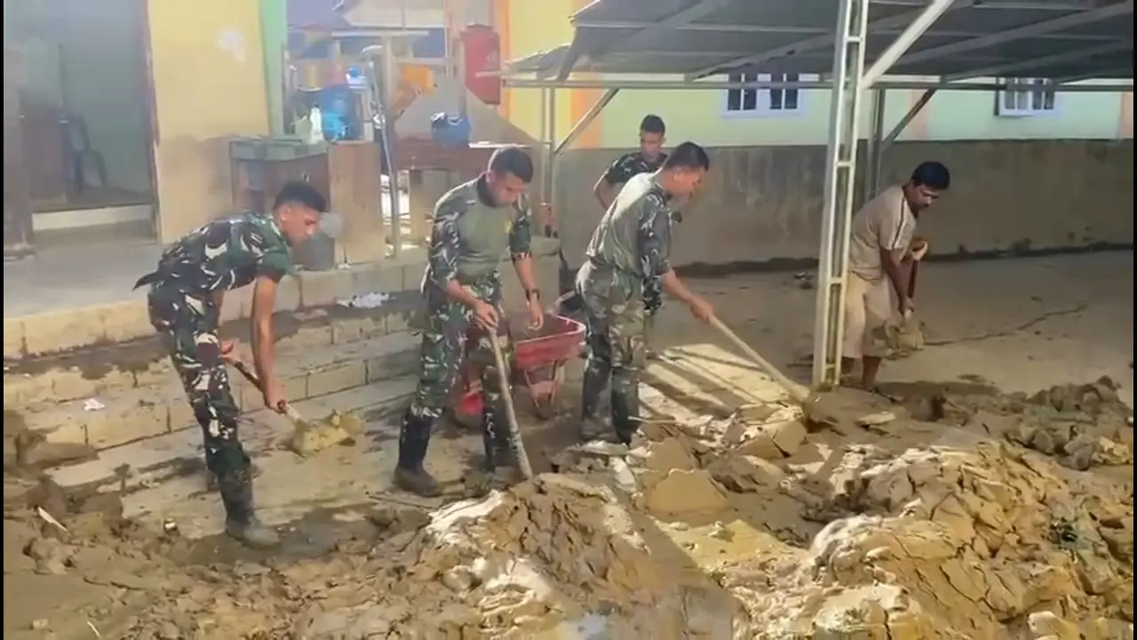 Personil TNI dan warga bergotong royong bersihkan lumpur pascabencana banjir di Aceh.