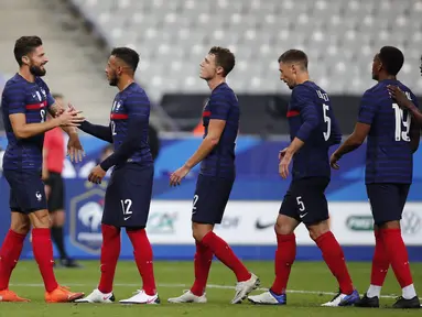 Penyerang Prancis, Olivier Giroud (kiri) berselebrasi dengan rekan-rekannya usai mencetak gol ke gawang Ukraina pada laga persahabatan Stade deFrance di Saint Denis, utara Paris, Rabu (7/10/2020). Prancis menang besar 7-1 atas Ukraina. (AP Photo/Francois Mori)