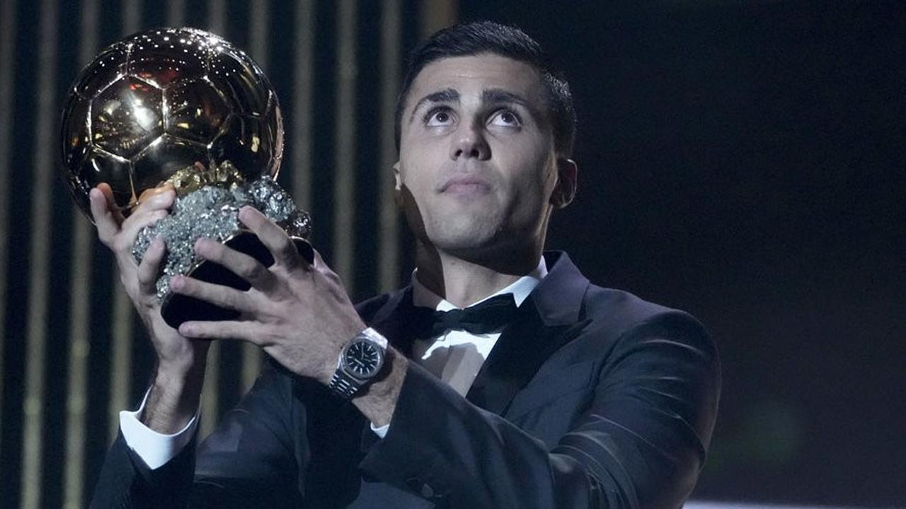 Momen Rodri Pakai Tongkat saat Terima Trofi Ballon d'Or 2024 di Paris, Ternyata ini Alasannya
