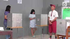 Seluruh petugas TPS 16 di Gadekan, Solo menggunakan seragam SD karena menggambarkan kepolosan dan kejujuran.