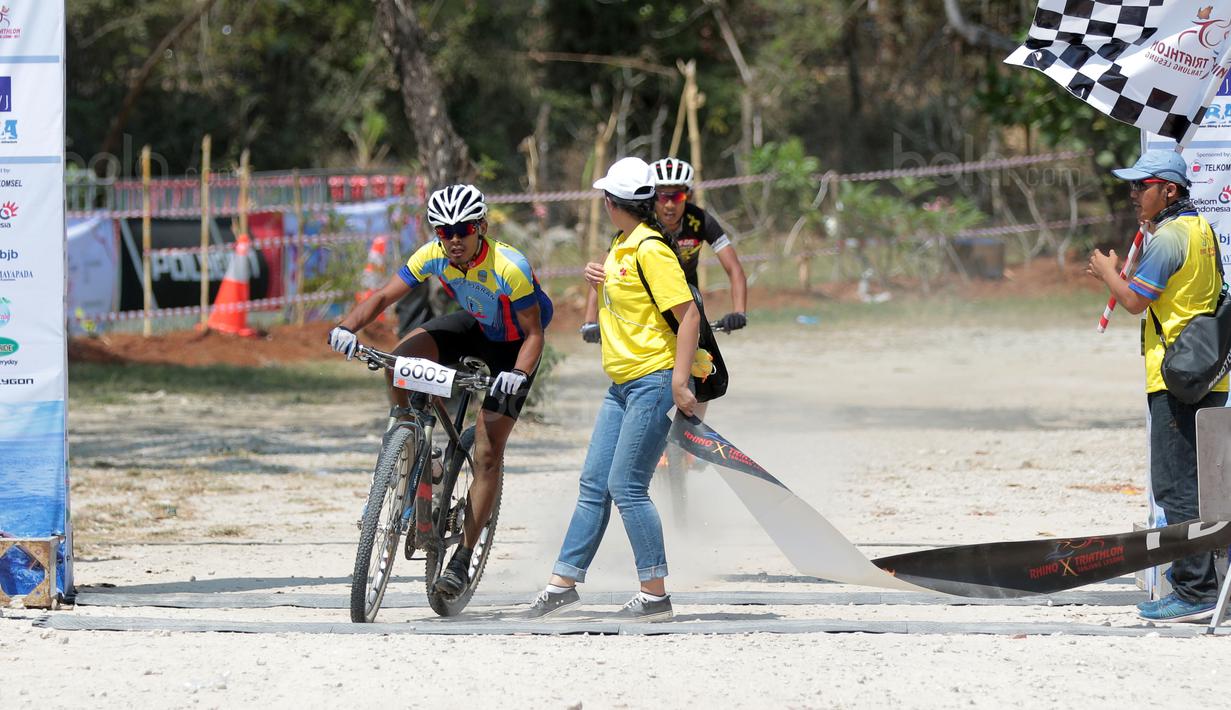 Pebalap ISSI Pangadaran, Chandra Rafsanzani finish pertama Mountain Bike Cross Country Marathon pada Festival Pesona Tanjung Lesung 2017 di Tanjung Lesung, Banten (23/9/2017). MTB XCM tersebut menempuh jarak 48 km. (Bola.com/Nicklas Hanoatubun)