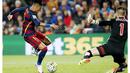 Neymar mengecoh kiper Sporting Gijon dan mencetak gol pada lanjutan La Liga Spanyol di Stadion Camp Nou, Barcelona, Sabtu (23/4/2016). (Reuters/Albert Gea)