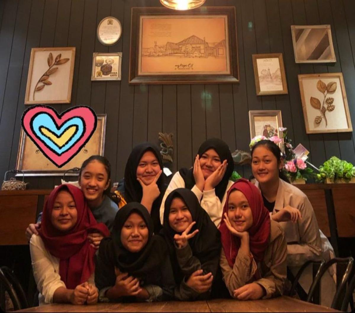 Aisha dikelilingi banyak teman. Ia juga sering mengunggah foto bersama teman-temannya.