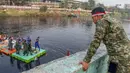 Ratusan personel gabungan TNI/ POLRI dan petugas penanganan prasarana dan sarana umum (PPSU) mengangkat sampah liar di Kanal Banjir Barat kawasan RPTRA Kalijodoh Jakarta, Sabtu , 15 Agustus 2026. (KLY/ Arie Basuki).