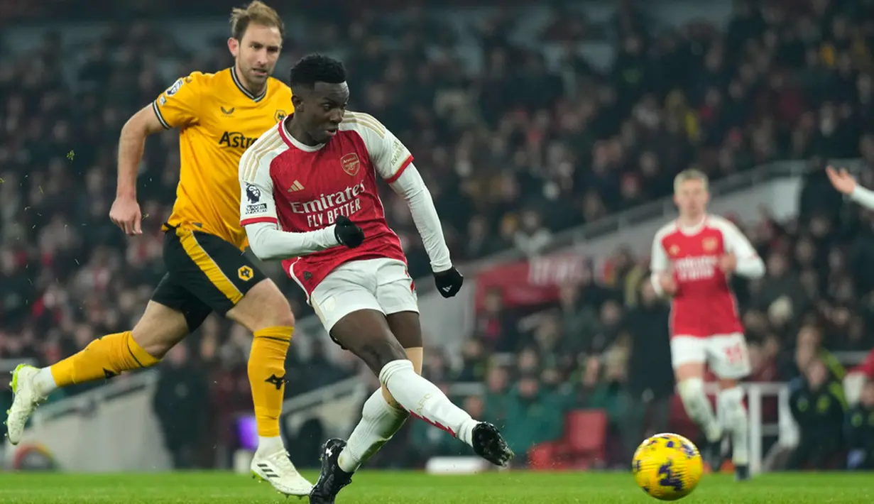 Pada menit ke-86 Wolves dapat memperkecil skor. Memanfaatkan kesalahan pemain Arsenal, bola direbut Matheus Cunha yang langsung melepaskan tembakan kaki kiri ke pojok kanan atas gawang. Gol! Skor 2-1 masih untuk keunggulan Arsenal. (AP Photo/Alastair Grant)