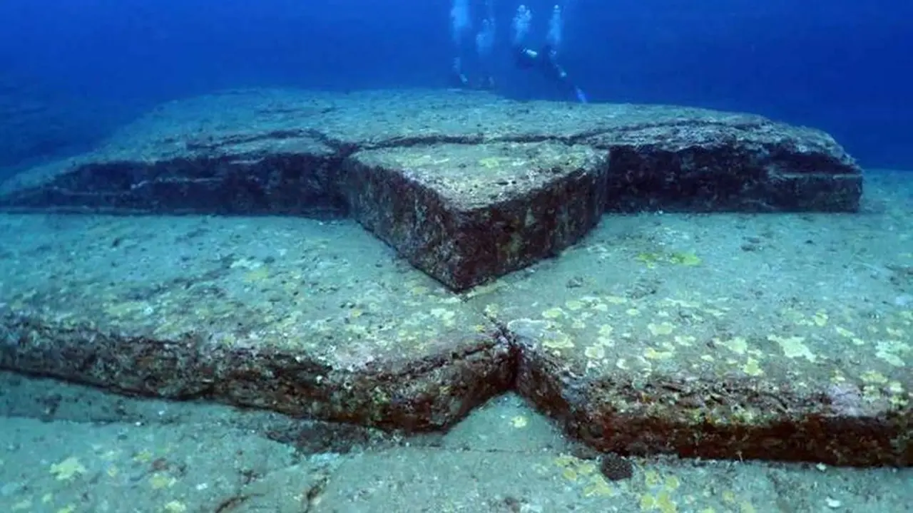 ilustrasi monumen yonaguni