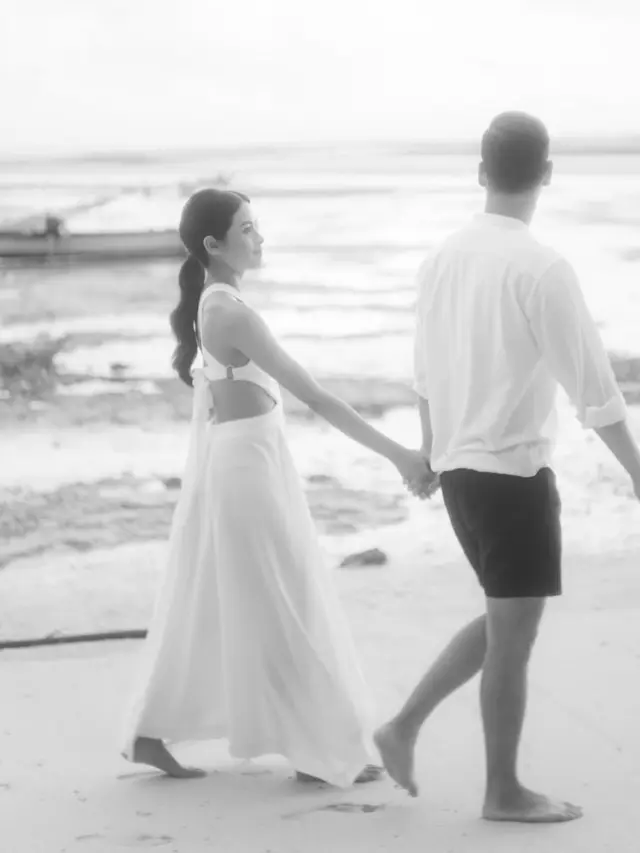 Jesse Choi bersama Maudy Ayunda di pantai. [@jessechoi_]