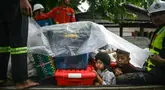 Petugas penyelamat mengevakuasi warga yang terkena dampak banjir usai terjangan Topan Yagi di Taungoo, wilayah Bago, Myanmar, pada Kamis 12 September 2024. (Sai Aung MAIN/AFP)