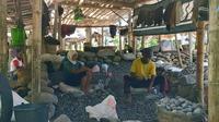 Para pencari batu kali di Sungai Progo (Foto: Hermanto Asrori)