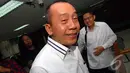 Saan Mustopa yang mengenakan baju berwarna putih terlihat santai. Ia bercengkrama dengan Anas saat bertemu di Pengadilan Tipikor, Jakarta, Senin (7/7/2014) (Liputan6.com/Miftahul Hayat)
