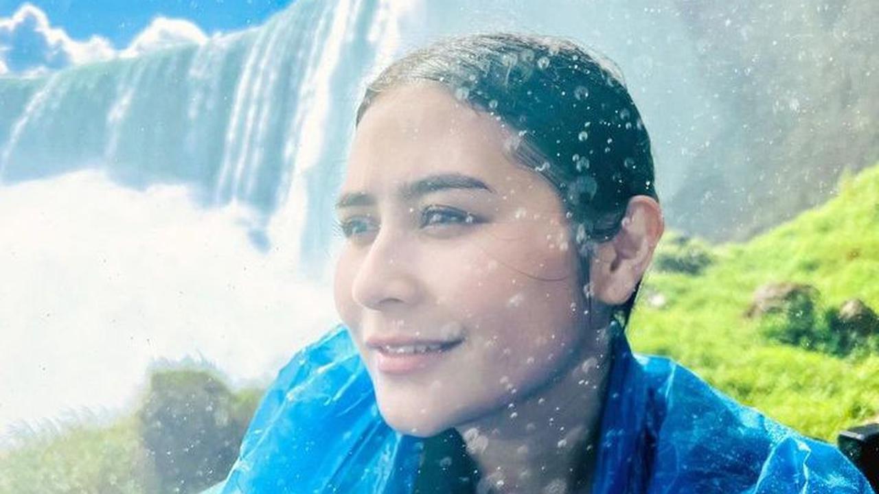 Potret Prilly Latuconsina di Air Terjun Niagara langsung mencuri perhatian rekan artis dan netizen. Mereka menuliskan berbagai komentar.<br>