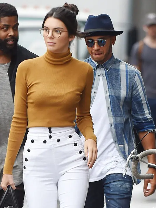 Rambut Kendall Jenner tampak dicepol dan ia melengkapi penampilannya dengan frame kacamatanya bulat seperti di film Harry Potter saat menikmati jalanan kota New York, 10 September 2015. (Dailymail)