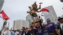 Pawai Ogoh-ogoh memeriahkan aksi Kita Indonesia di kawasan Bundaran HI, Jakarta, Minggu (04/12). Ogoh-ogoh atau boneka raksasa yang melambangkan Bhuta Kala (sifat-sifat buruk) ini ikut meramaikan parade kebudayaan. (Liputan6.com/Fery Pradolo)