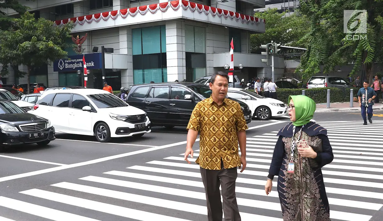 Warga menyeberangi pelican crossing di Halte Transjakarta Bank Indonesia (BI), Jakarta, Selasa (4/9). Pelican crossing diharap membuat warga memiliki kesempatan sama dalam menikmati layanan publik. (Liputan6.com/Immanuel Antonius)