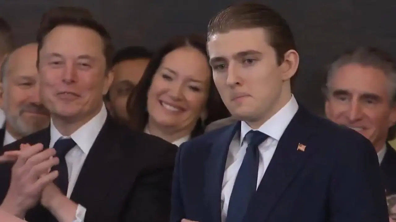 Ekspresi Barron Trump saat berdiri bersebelahan dengan Elon Musk di pelantikan Presiden Donald Trump