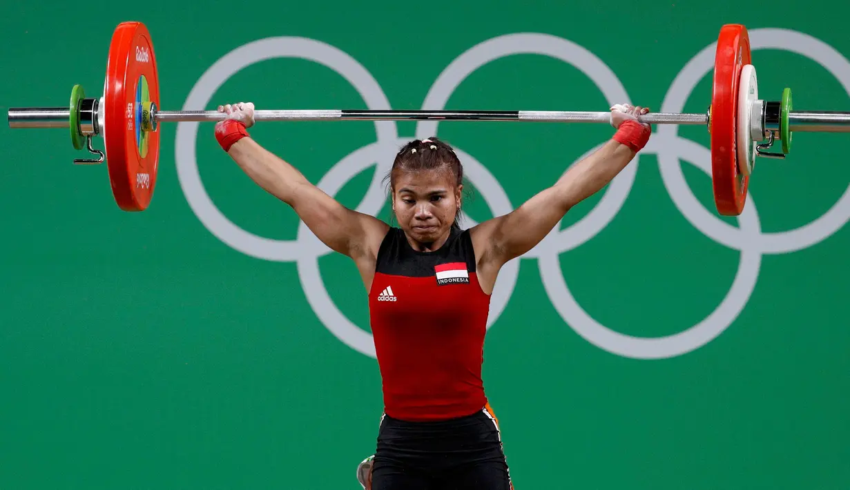 Lifter putri Indonesia, Sri Wahyuni Agustiani saat tampil di kelas 48 kilogram pada Olimpiade 2016, Brasil, Minggu (7/8). Sri berhasil meraih medali perak pertama untuk Indonesia. (REUTERS)