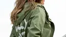 Ibu Negara AS, Melania Trump menaiki pesawat untuk mengunjungi anak-anak imigran telantar dі Texas dari Lanud Andrews, Maryland, Kamis (21/6). jaket khaki berwarna hijau zaitun berkerudung tersebut dirancang oleh retail mode Zara. (AP/Andrew Harnik)