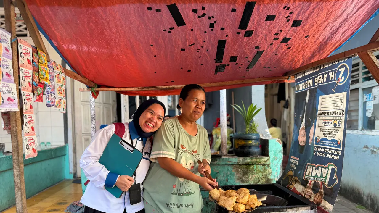 Siti Patimah Azzahra, Manajer Regional Mekaar (MRM) Serang 1, Provinsi Banten mendampingi pelaku UMKM yang merupakan nasabah PNM untuk memberdayakan pelaku usaha kecil.