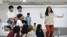 Pelakon musikal Perahu Kertas berakting pada sesi latihan di Ciputra Artpreneur, Jakarta, Kamis (15/1/2026). Jelang pementasan Musikal Perahu Kertas, yang diadaptasi dari novel populer karya Dee Lestari, para pemain dan tim kreatif Musikal Perahu Kertas menjalani latihan intensif. (KapanLagi.com/Budy Santoso)