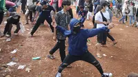 Sejumlah pengunjuk rasa melemparkan batu di Jalan MH Thamrin, Jakarta, Selas (13/10/2020). Massa pengunjuk rasa yang menolak Omnibus Law akhirnya dibubarkan dengan tembakan gas air mata. (merdeka.com/Arie Basuki)