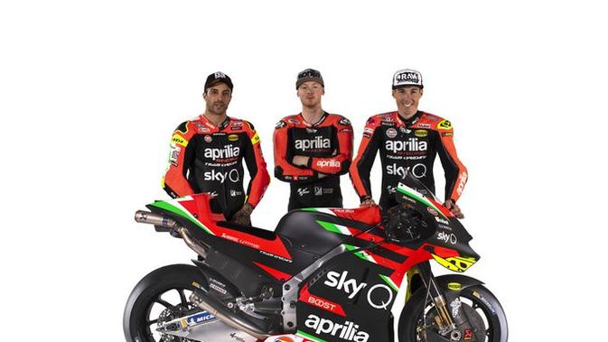 Andrea Iannone bersama Bradley Smith dan Aleix Espargaro saat memperkenalkan motor Aprilia untuk MotoGP 2020. (Twitter/Aprilia)